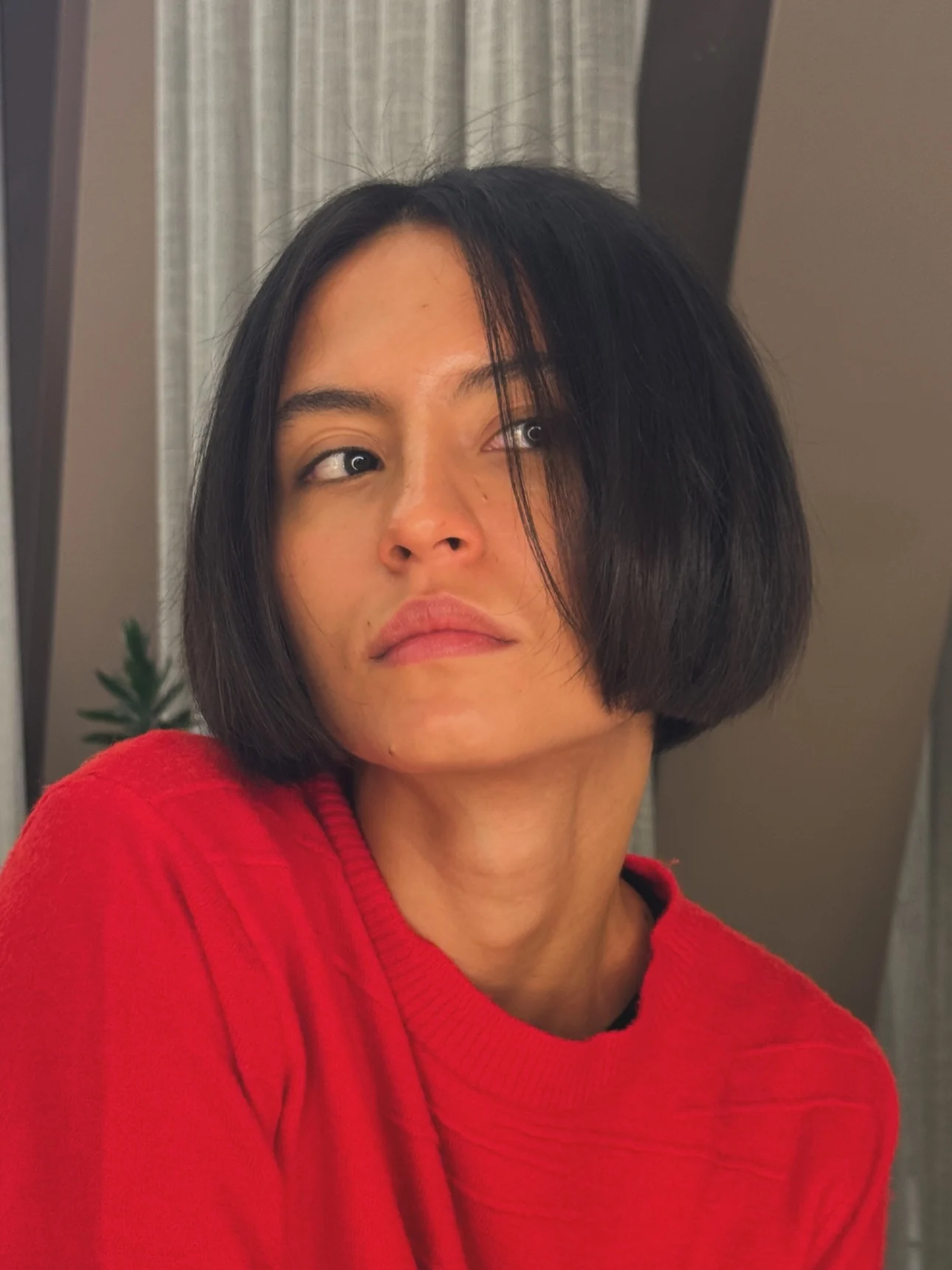 Corte bob com cor intensa e acabamento contemporâneo