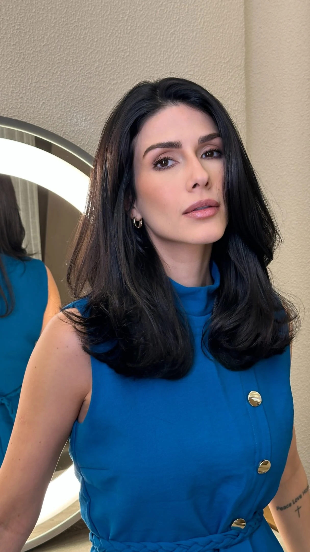 Transformação de cabelo longo com camadas e movimento