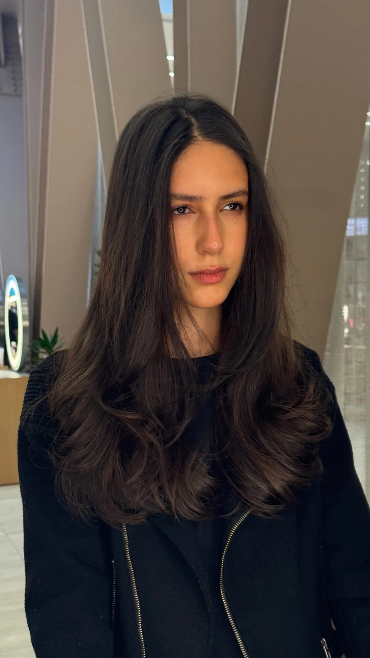 Cabelo longo com camadas e acabamento por Vitor Moreira